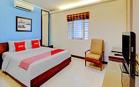 Vaccinated Staff - OYO 90278 Hotel Sepuluh Buah Batu Bandung